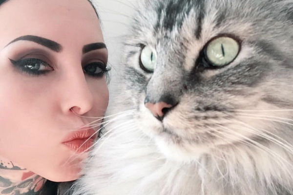 Model macht sich ein Tattoo aus dem Fell ihrer Katze