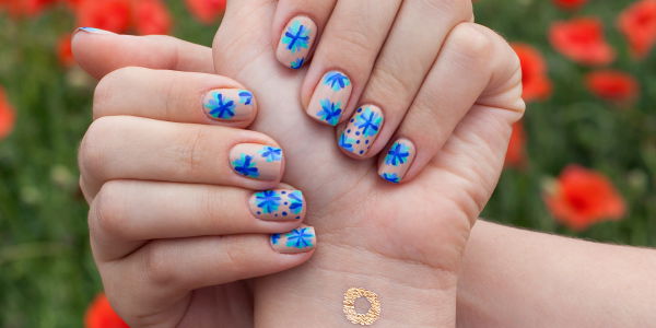 Fingernagel-Tattoos sind der neueste Tattoo-Trend des Jahres