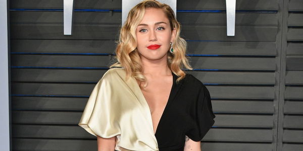 Miley Cyrus hat Glitzer-Sneaker für Converse entworfen