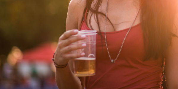K.O.-Tropfen: Video zeigt, wie schnell einem jemand etwas ins Glas tun kann