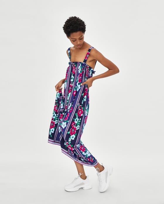 Kleid mit Volantausschnitt von Zara
