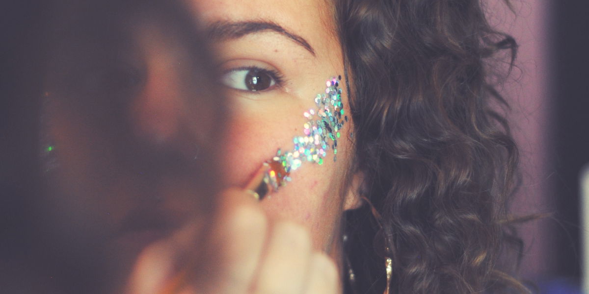 Shine bright like a diamond! So cool ist Glitzer Make-up. Und Du bekommst es in jeder Drogerie!
