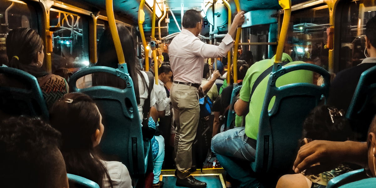 Deshalb solltest Du älteren Leuten im Bus keinen Sitzplatz anbieten!