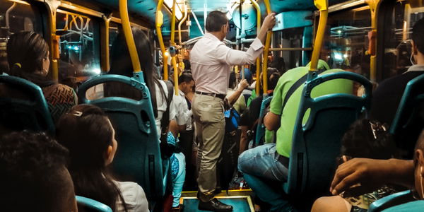 Deshalb solltest Du älteren Leuten im Bus keinen Sitzplatz anbieten!