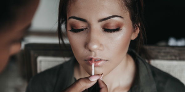Bye, bye Lippenstift! 2019 kommt dieser Lippentrend zurück!