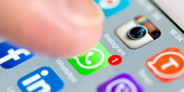 Dürfen Eltern und Lehrer eigentlich auf WhatsApp chatten?