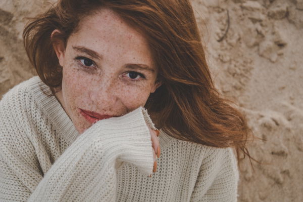 3 Schminktipps, die jedes Mädchen mit Sommersprossen kennen muss