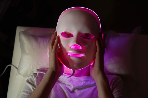 LED-Masken: Der Kosmetikstudio-Trend, der jetzt im Badezimmer landet