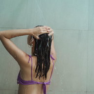Fettige Haare trotz täglichem Waschen: So umgehst du es