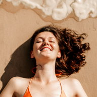 Sun-kissed Skin: Deine easy Strand-Skincare ohne Sonnenbrand