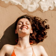 Sun-kissed Skin: Deine easy Strand-Skincare ohne Sonnenbrand