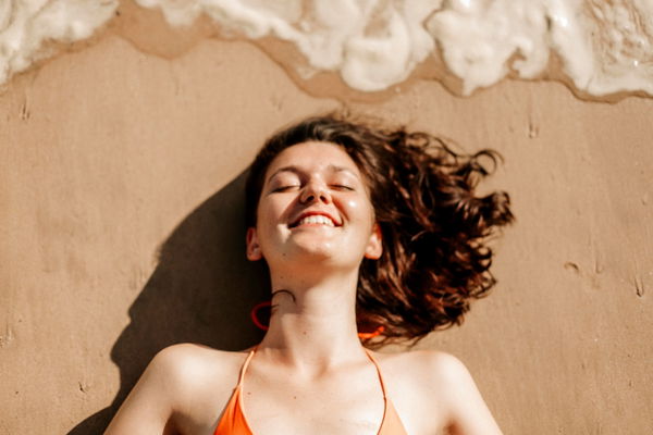 Sun-kissed Skin: Deine easy Strand-Skincare ohne Sonnenbrand