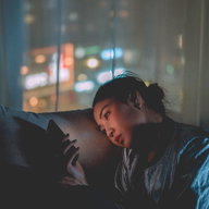 Overthinking stoppen: 7 Gedanken-Hacks gegen Grübeln vorm Einschlafen