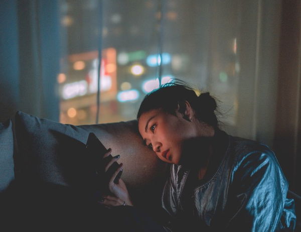 Overthinking stoppen: 7 Gedanken-Hacks gegen Grübeln vorm Einschlafen