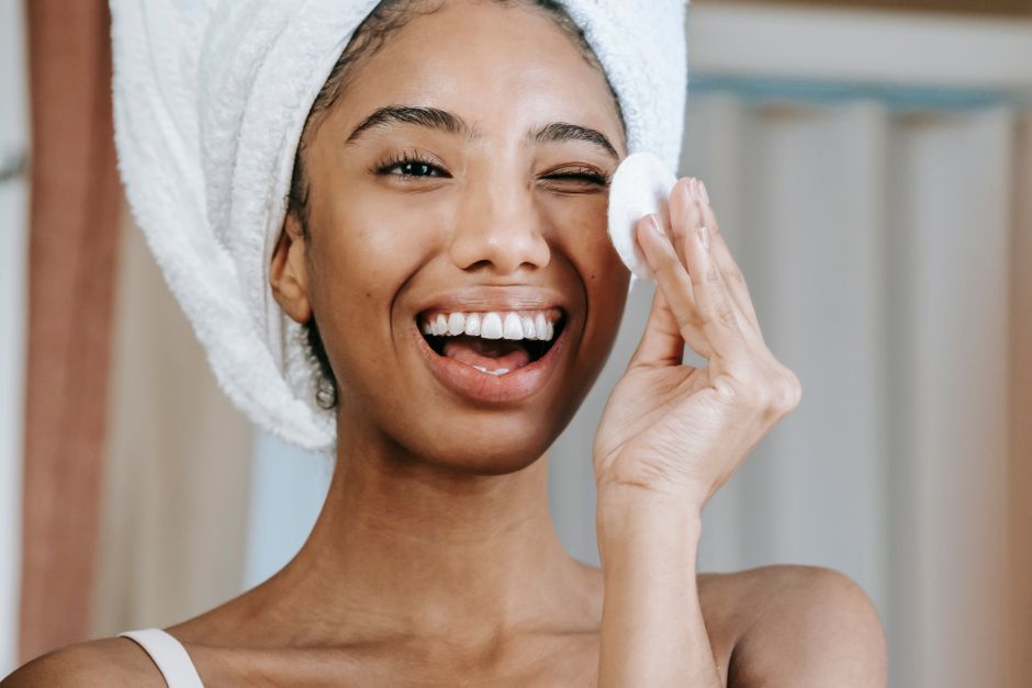 Fettige Haut & Pickel: Deine 4-Step-Skincare-Routine für jeden Tag