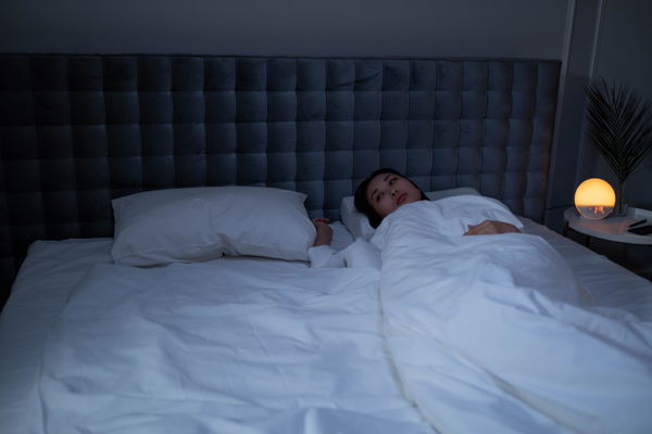 Abi, Uni & Zukunftsangst: 9 SOS-Tipps gegen Overthinking in der Nacht