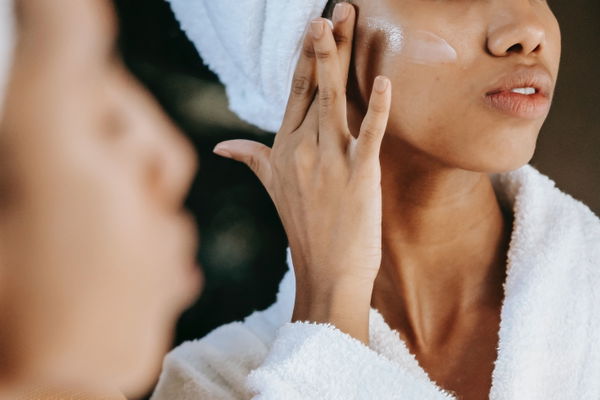 Glow-up ohne Overload: 5 Beauty-Routinen für einen hektischen Morgen