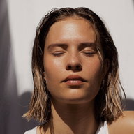 Hitze & Skincare: 11 Fehler, die deine Sommerhaut jetzt richtig stressen